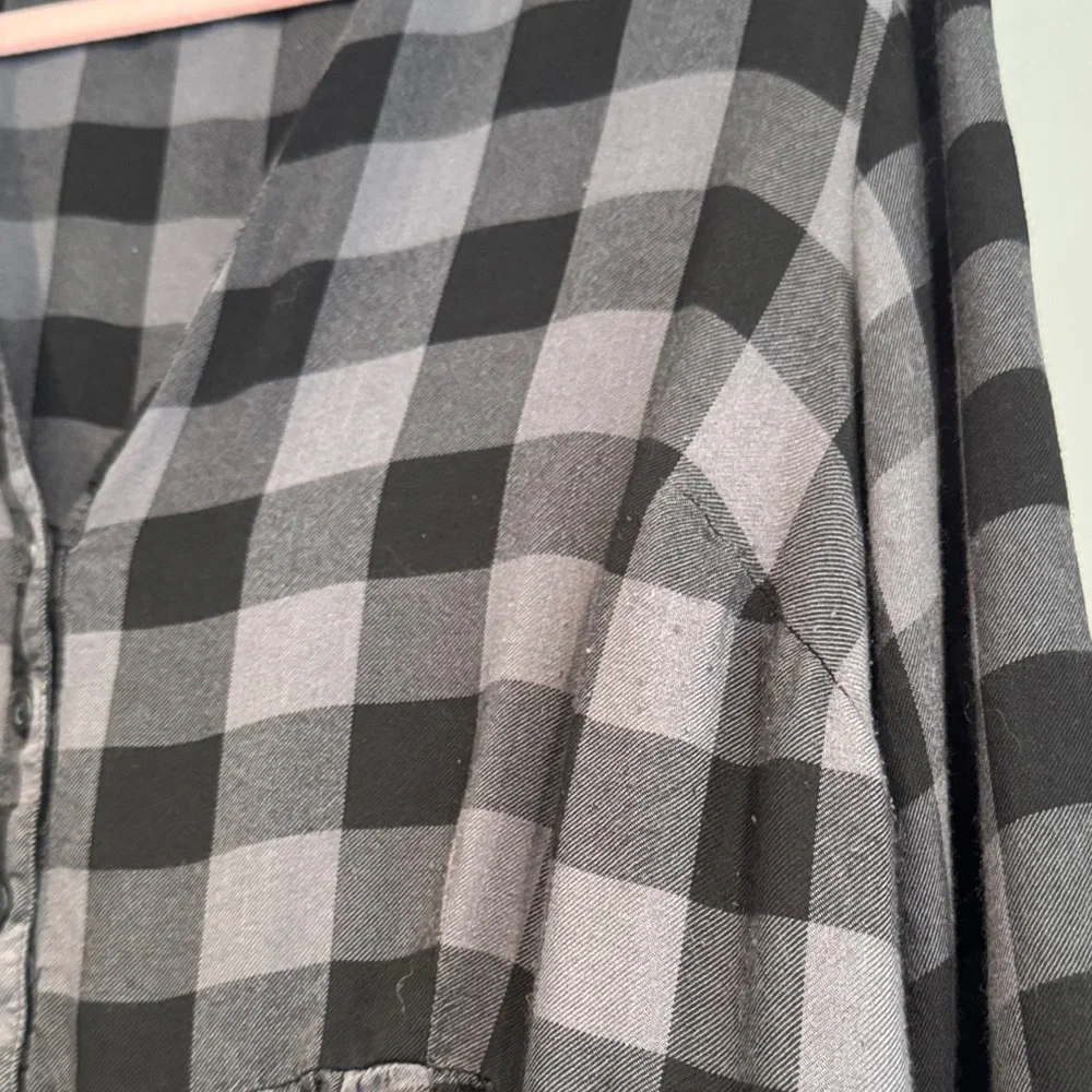 Torrid Black and Gray Plaid High-Low top size 2 x - Picture 6 of 7